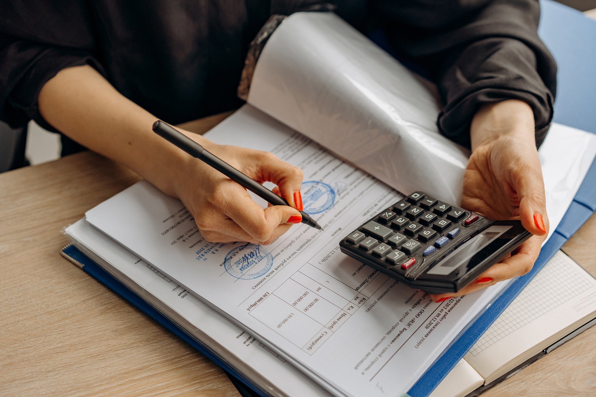 ¿Qué debes considerar al elegir dónde ahorrar e invertir tus excedentes?